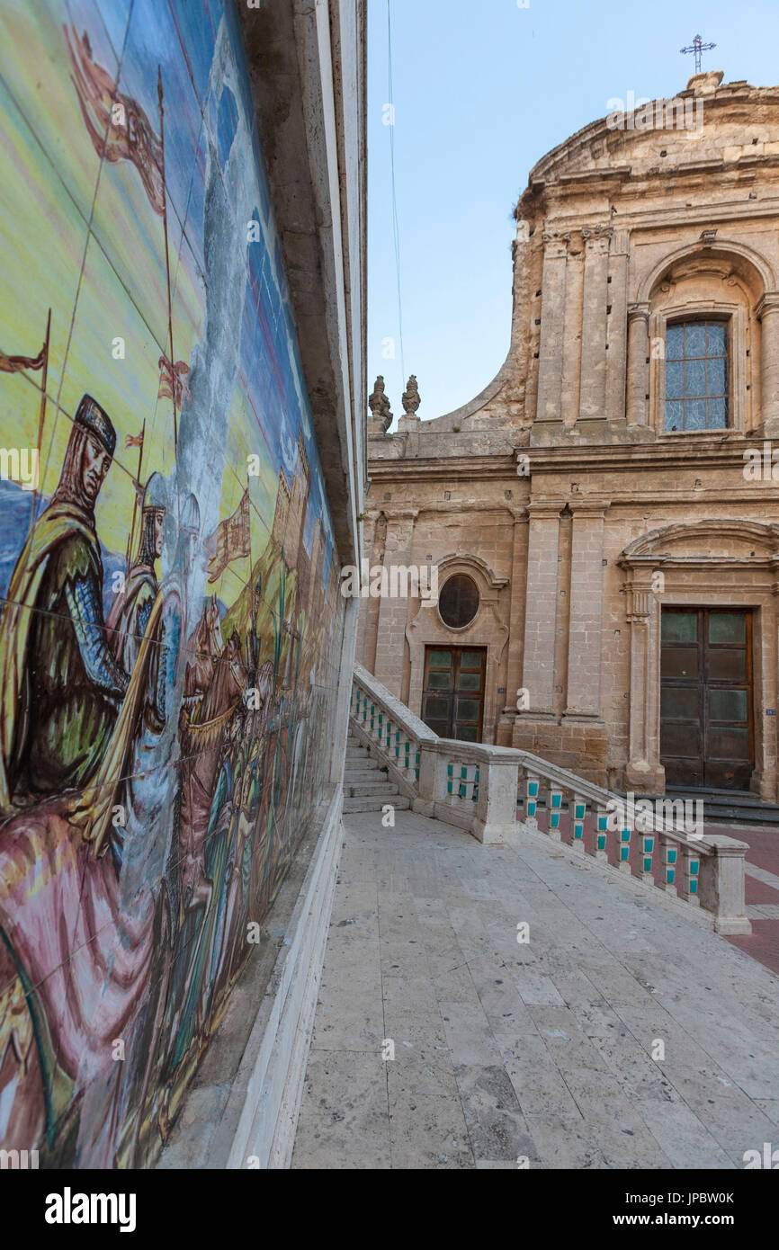 Un murale colorato frame che la vecchia Chiesa di Maria Santissima Del Monte Caltagirone provincia di Catania Sicilia Italia Europa Foto Stock