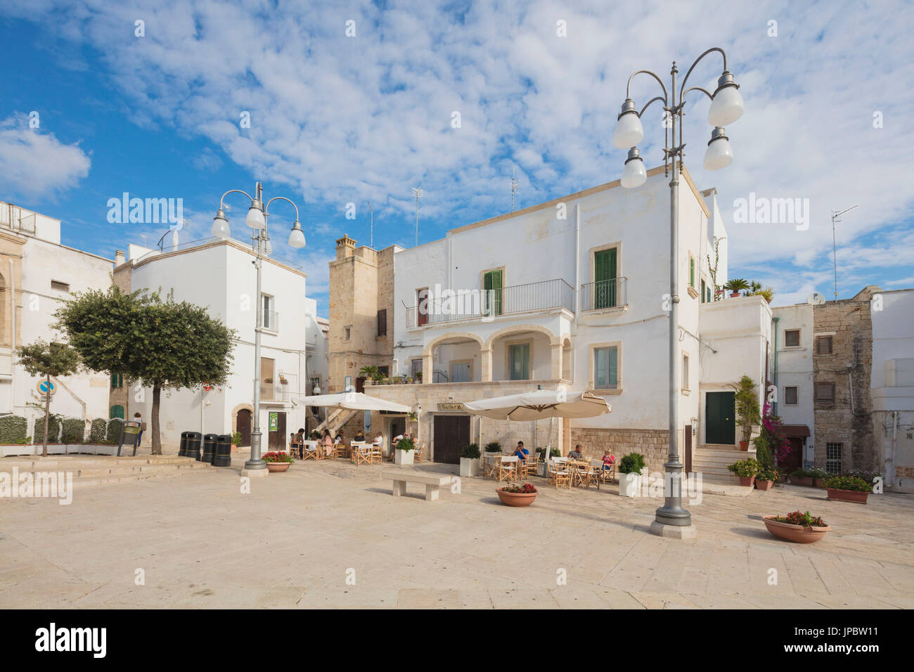 Tipiche case bianche del centro storico di Polignano a Mare in provincia di Bari Puglia Italia Europa Foto Stock
