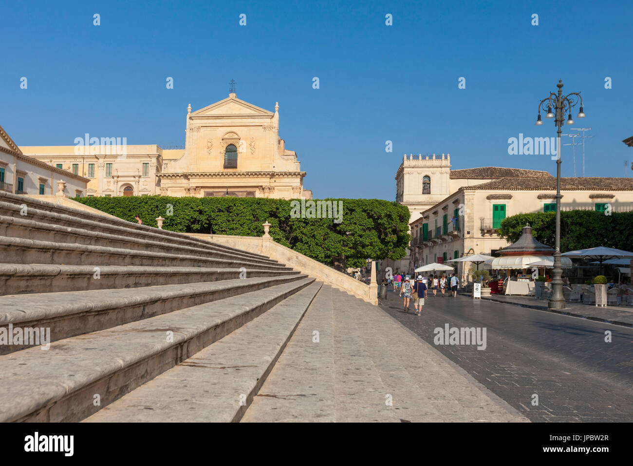 I turisti a piedi nel centro storico della città vecchia di Noto provincia di Siracusa Sicilia Italia Europa Foto Stock