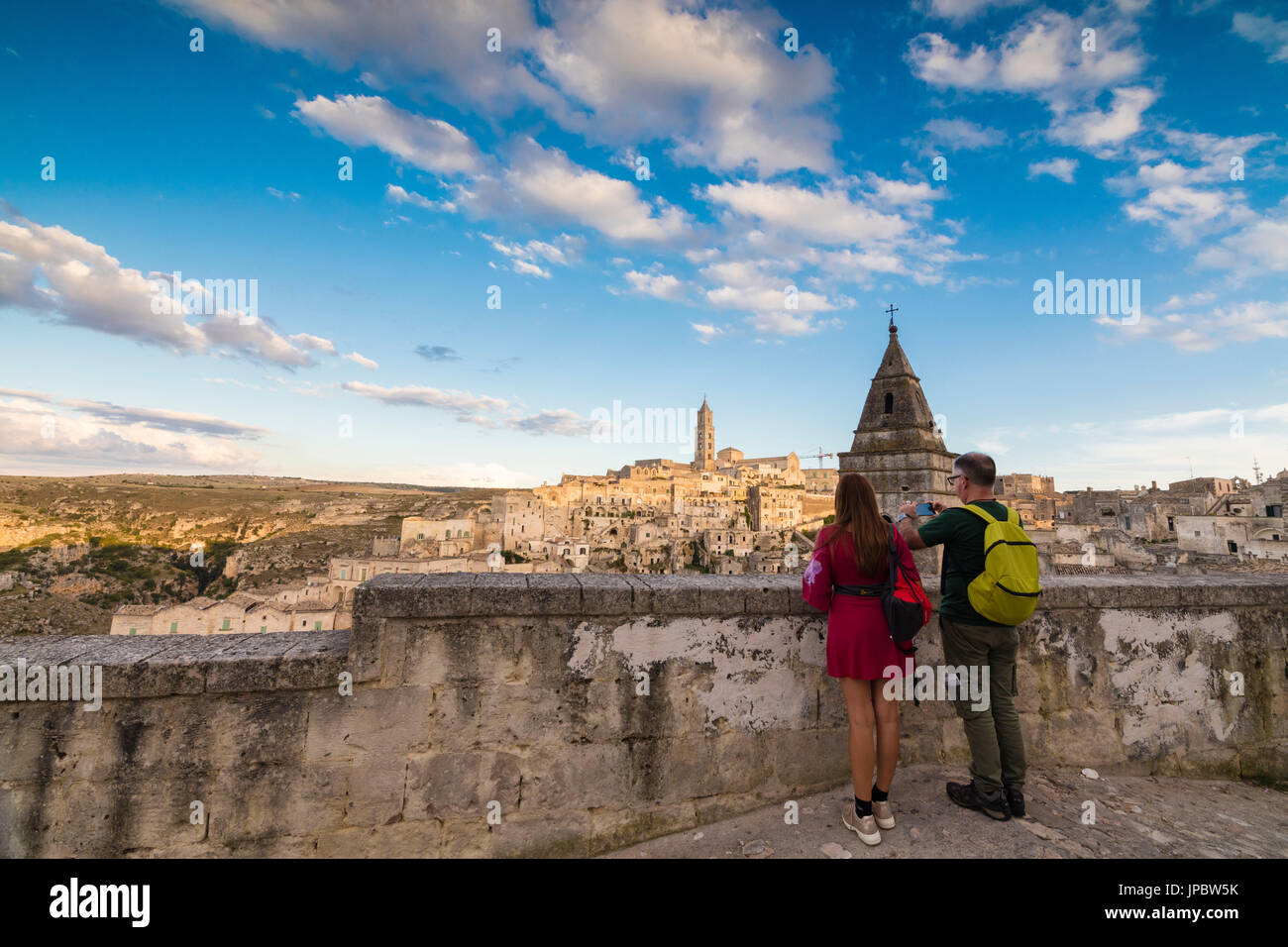 Ai turisti di ammirare il borgo antico e il centro storico chiamato Sassi appollaiato sulla roccia Matera Basilicata Italia Europa Foto Stock