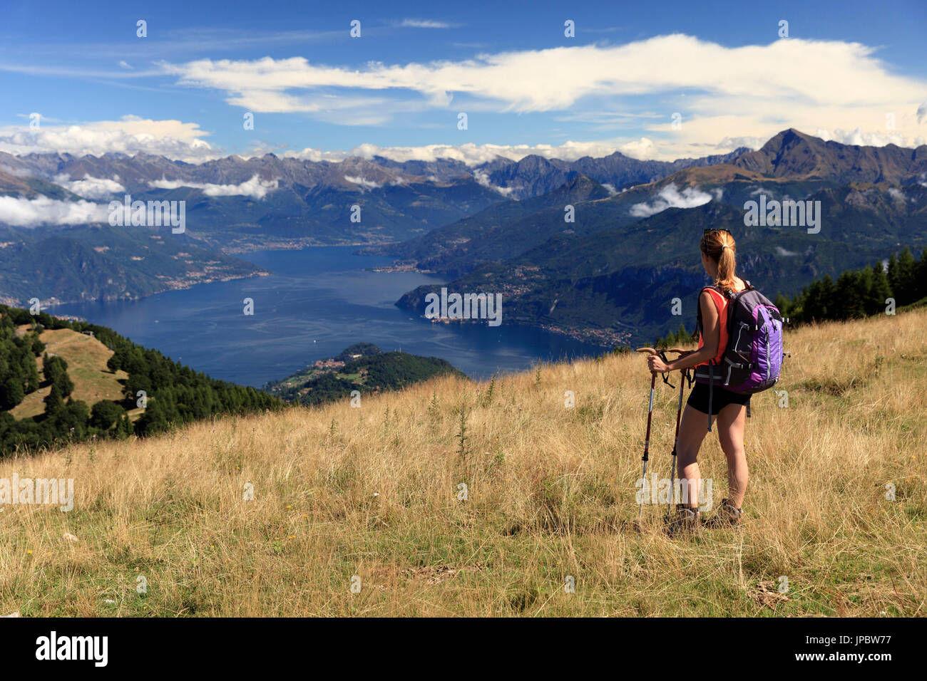 Escursionista guardando il lago di Como dal Monte San Primo, Bellagio, provincia di Como, Lombardia, Italia Foto Stock