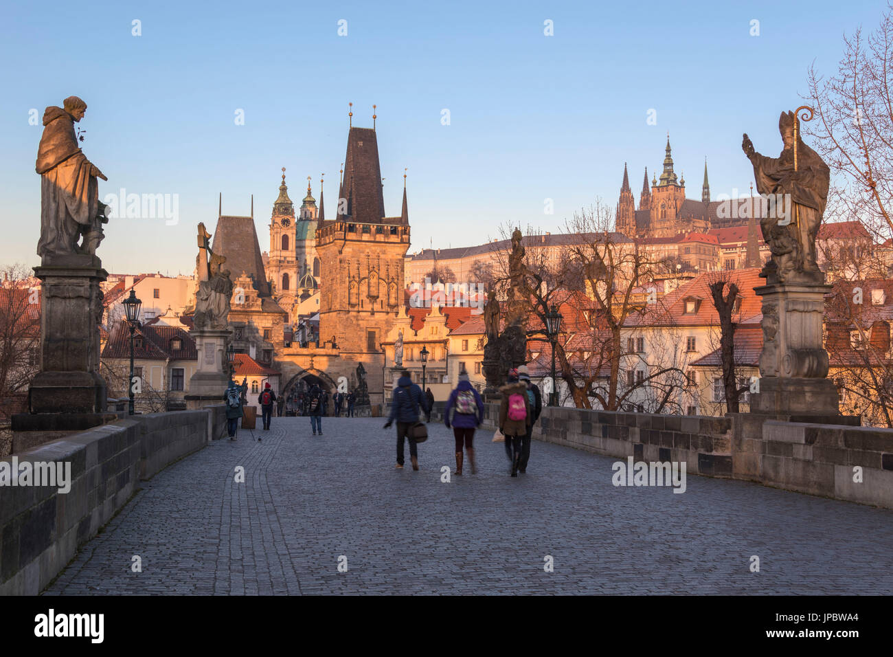 Persone sullo storico Ponte Carlo sulla Moldava (Moldavia) fiume all'alba Praga Repubblica Ceca Europa Foto Stock