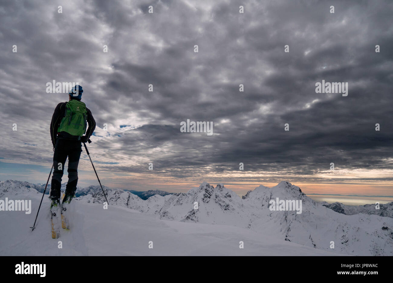 Uno sciatore in un artico-come la luce, Pizzo Tre Signori gruppo, Valgerola, Valtellina, Lombardia, Italia Foto Stock