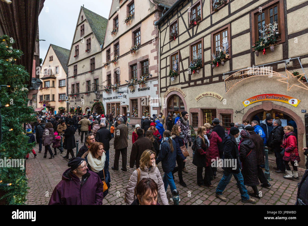 I turisti nella strada pedonale della città vecchia al tempo di Natale Kaysersberg Haut-Rhin dipartimento Alsace Francia Europa Foto Stock