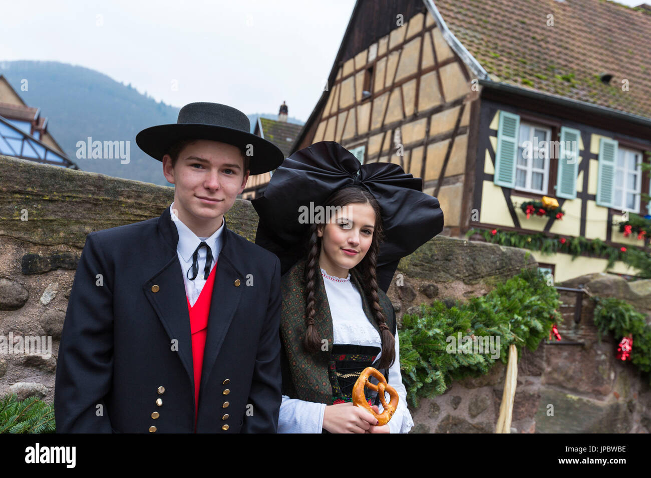 Ritratto di giovani con i tradizionali abiti e costumi Kaysersberg Haut-Rhin dipartimento Alsace Francia Europa Foto Stock