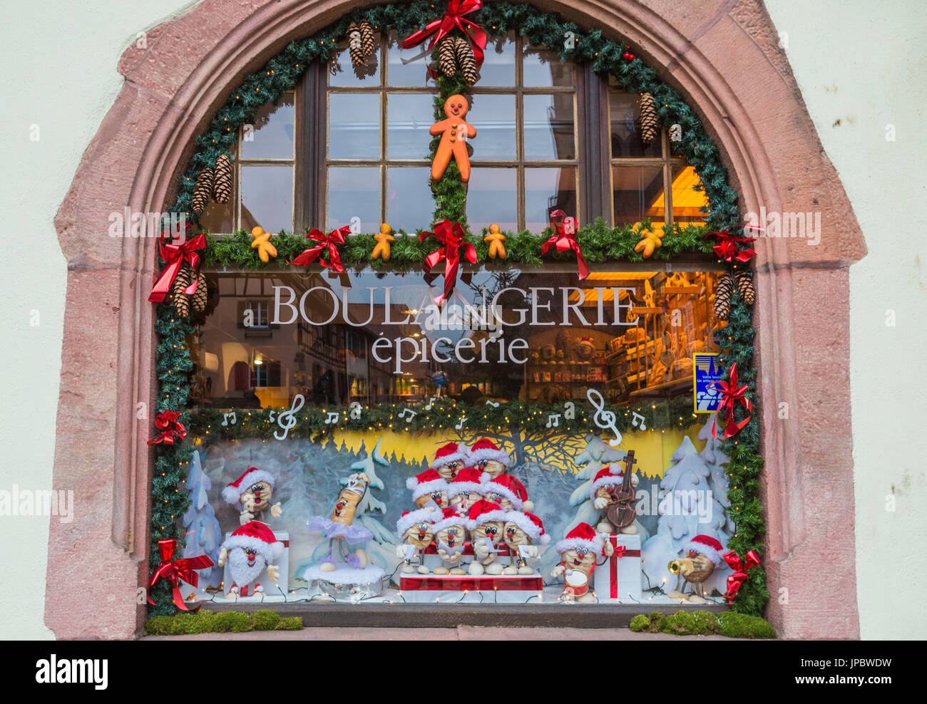 La vetrina del negozio di un tipico forno arricchito da decorazioni di Natale Kaysersberg Haut-Rhin dipartimento Alsace Francia Europa Foto Stock