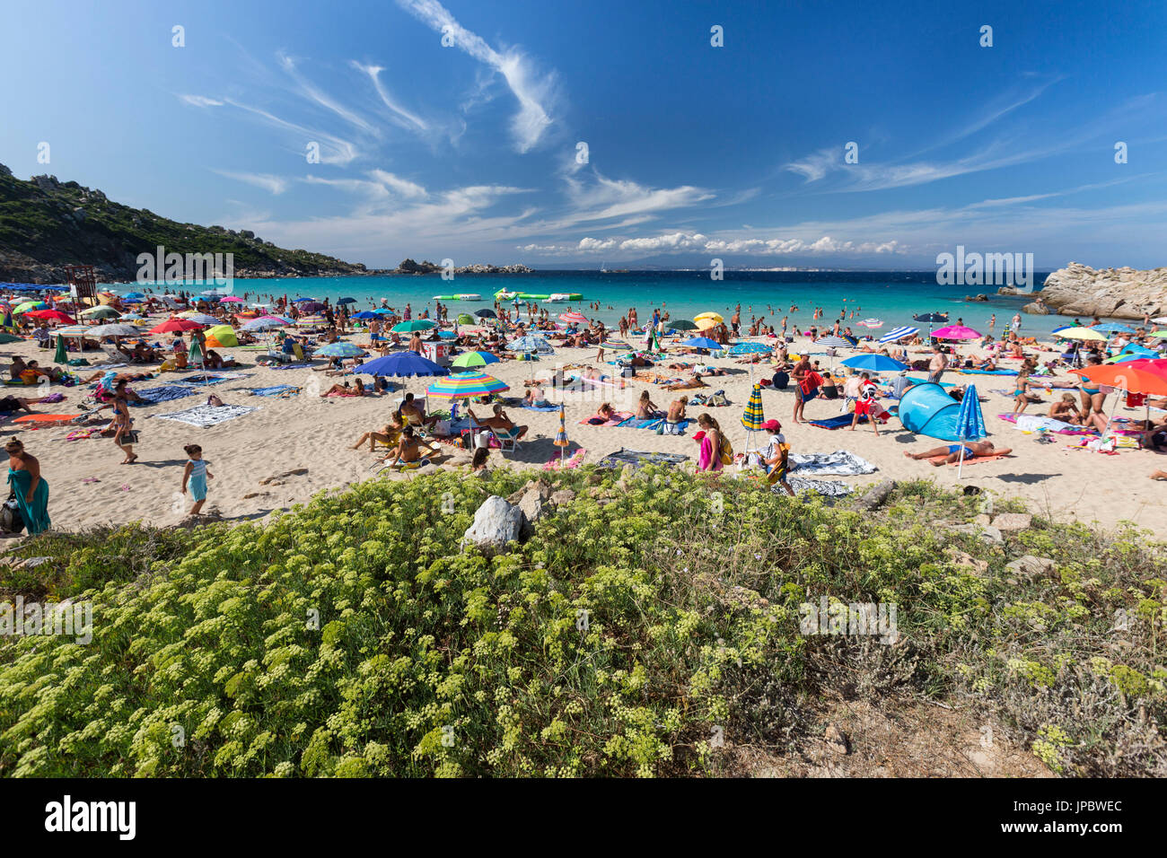 I turisti sulla spiaggia di sabbia fine circondata dal mare turchese Santa Teresa di Gallura in provincia di Sassari Sardegna Italia Europa Foto Stock