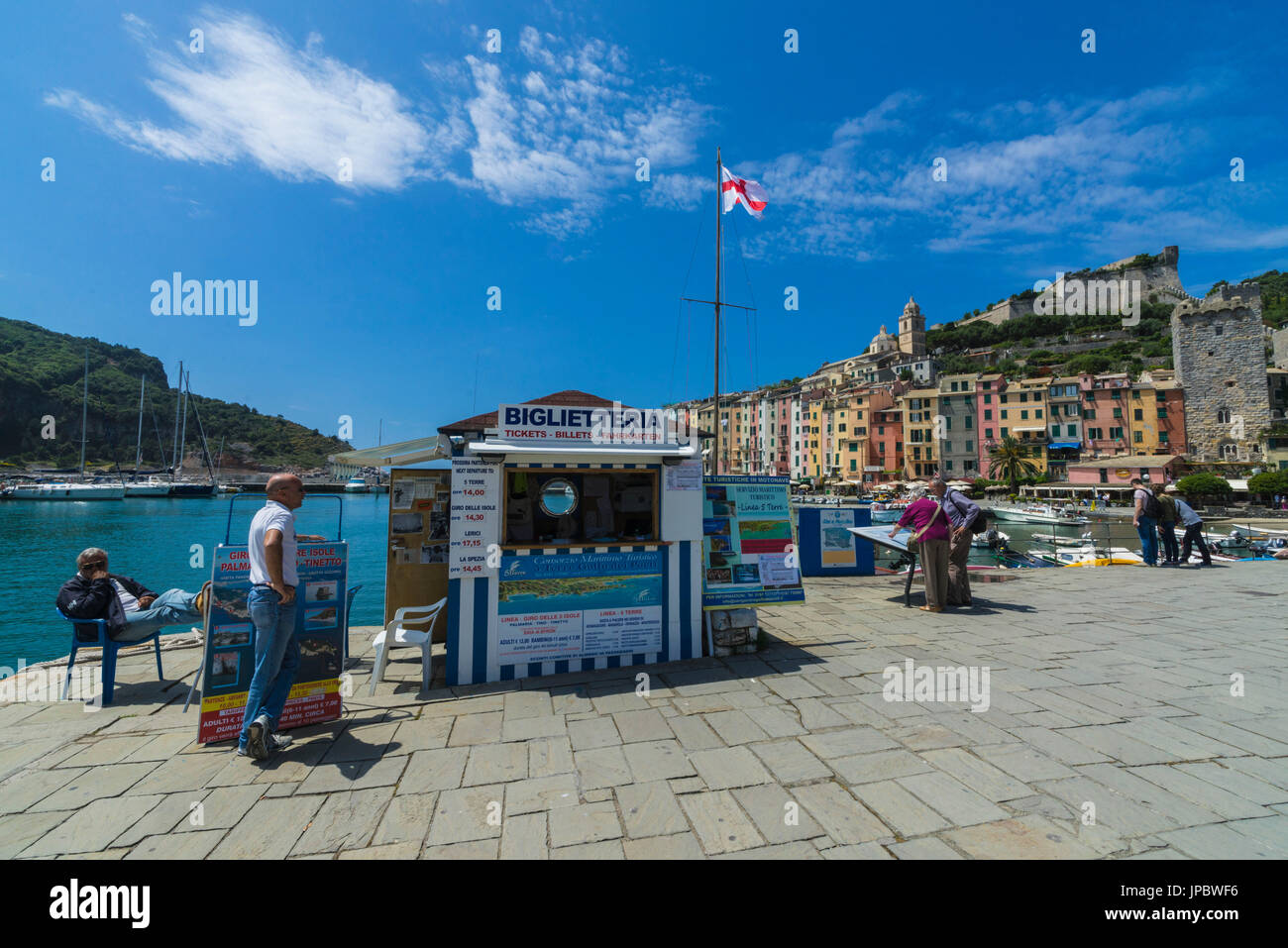 La biglietteria per gite in barca lungo la promenade del pittoresco villaggio di Portovenere La Spezia Provincia Liguria Italia Europa Foto Stock