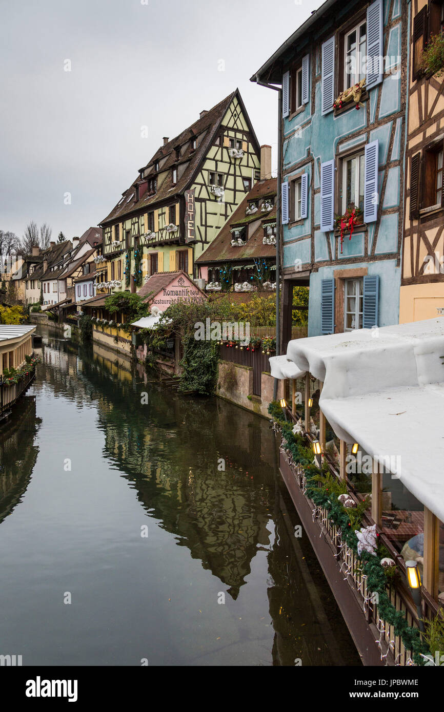 Case colorate si riflette nel fiume Lauch del tempo di Natale Petite Venise Colmar Haut-Rhin dipartimento Alsace Francia Europa Foto Stock