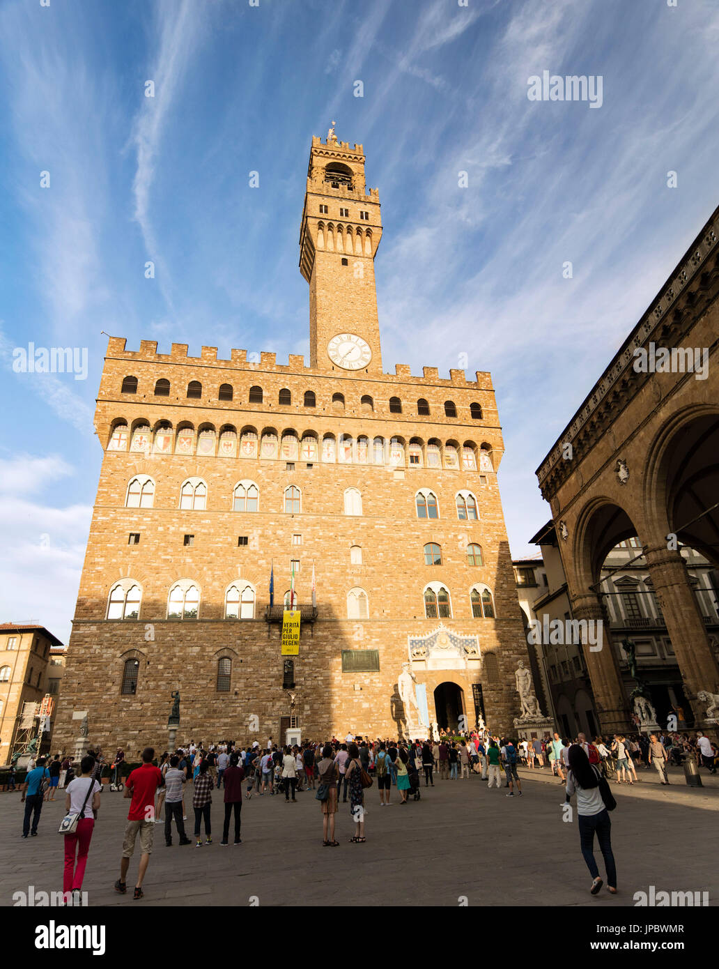 Ai turisti di ammirare la facciata di Palazzo Vecchio di Piazza della Signoria a Firenze Toscana Italia Europa Foto Stock