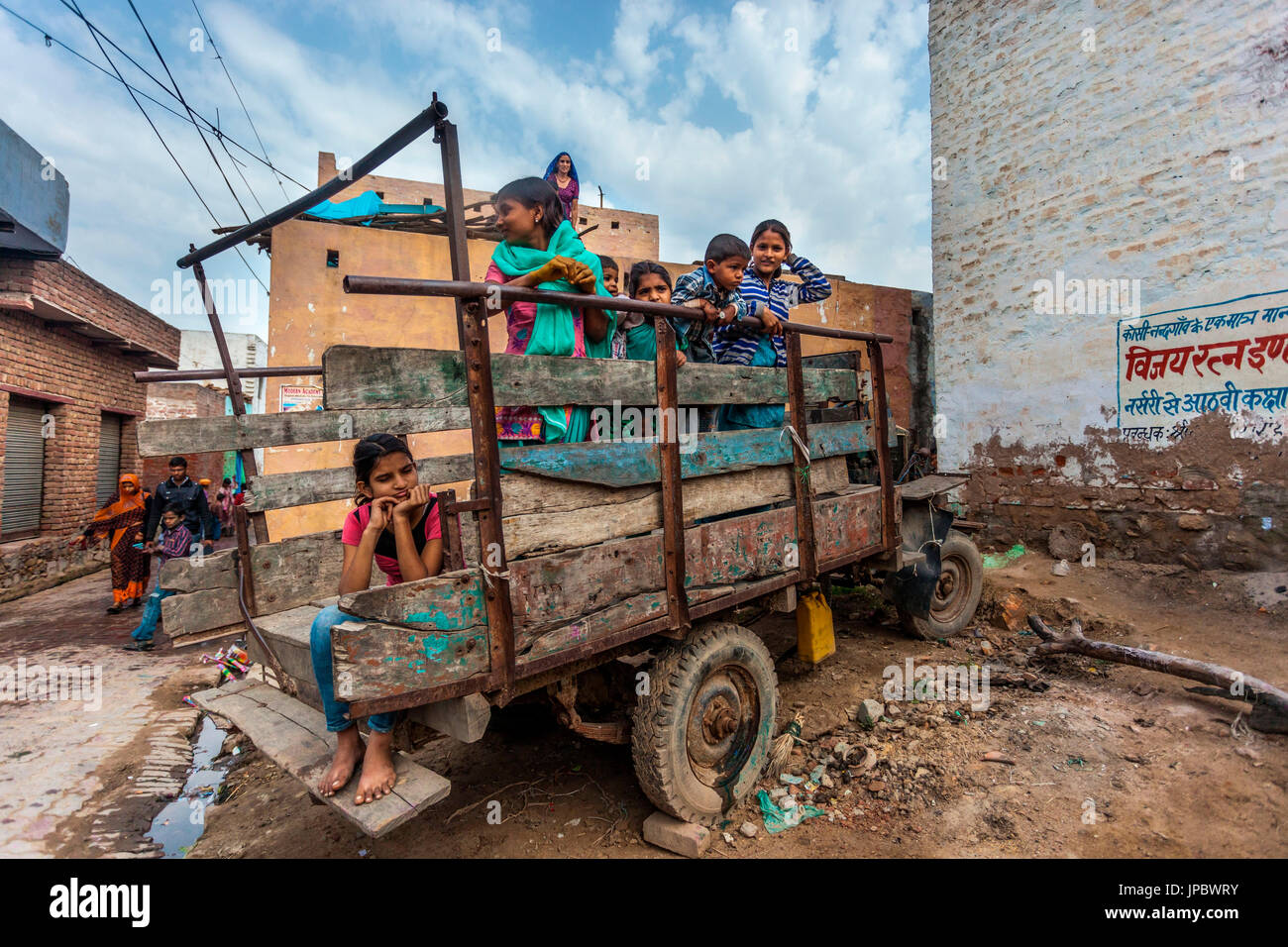 Asia, India, Uttar Pradesh, Nandgaon, i bambini attraverso i vicoli Foto Stock