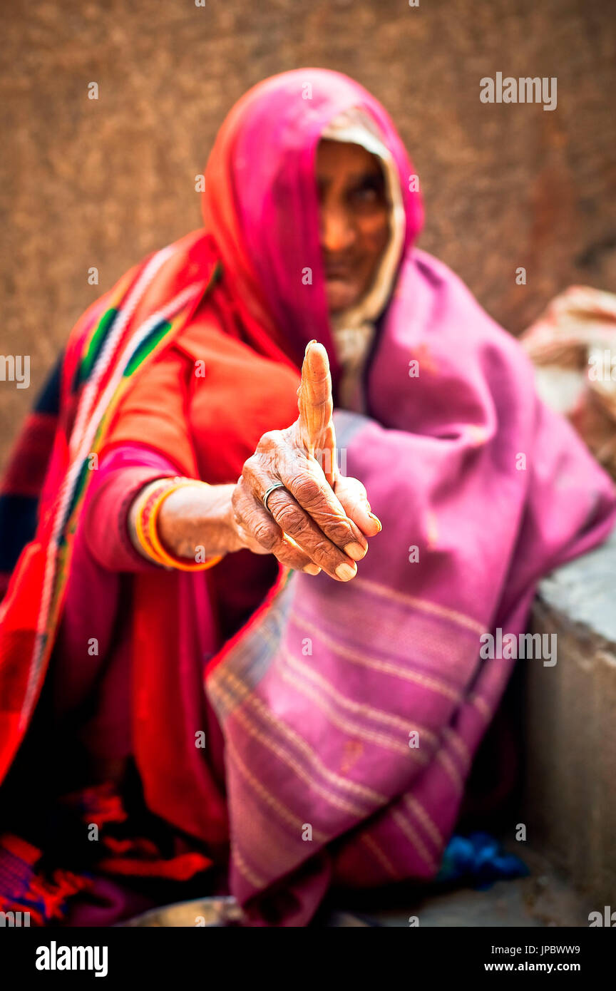 Orchha, Madhya Pradesh, India, Asia. Età della donna mendicante. Foto Stock