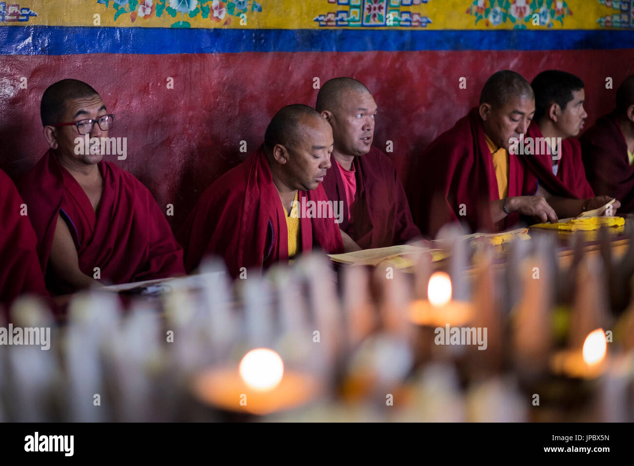 Monastero di Diskit, Valle di Nubra, Ladakh India del Nord, Asia. I monaci in preghiera. Foto Stock