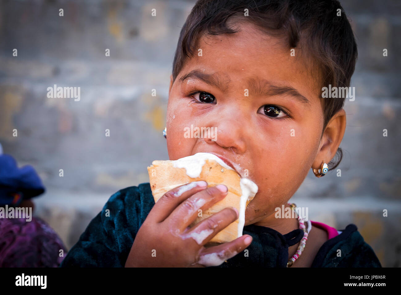 Khiva, Uzbekistan in Asia centrale. Ritratto di bambino mangiare un ghiaccio. Foto Stock
