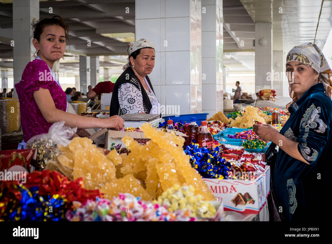 Samarcanda, Uzbekistan in Asia centrale. Un gruppo di donne con abito tradizionale al mercato di generi alimentari. Foto Stock