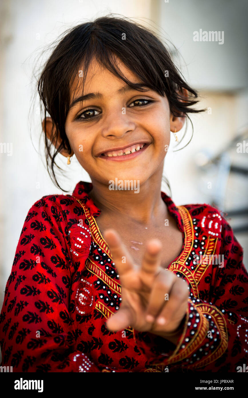 Sinaw, Sultanato di Oman, Medio Oriente. Bambina con abito tradizionale. Foto Stock
