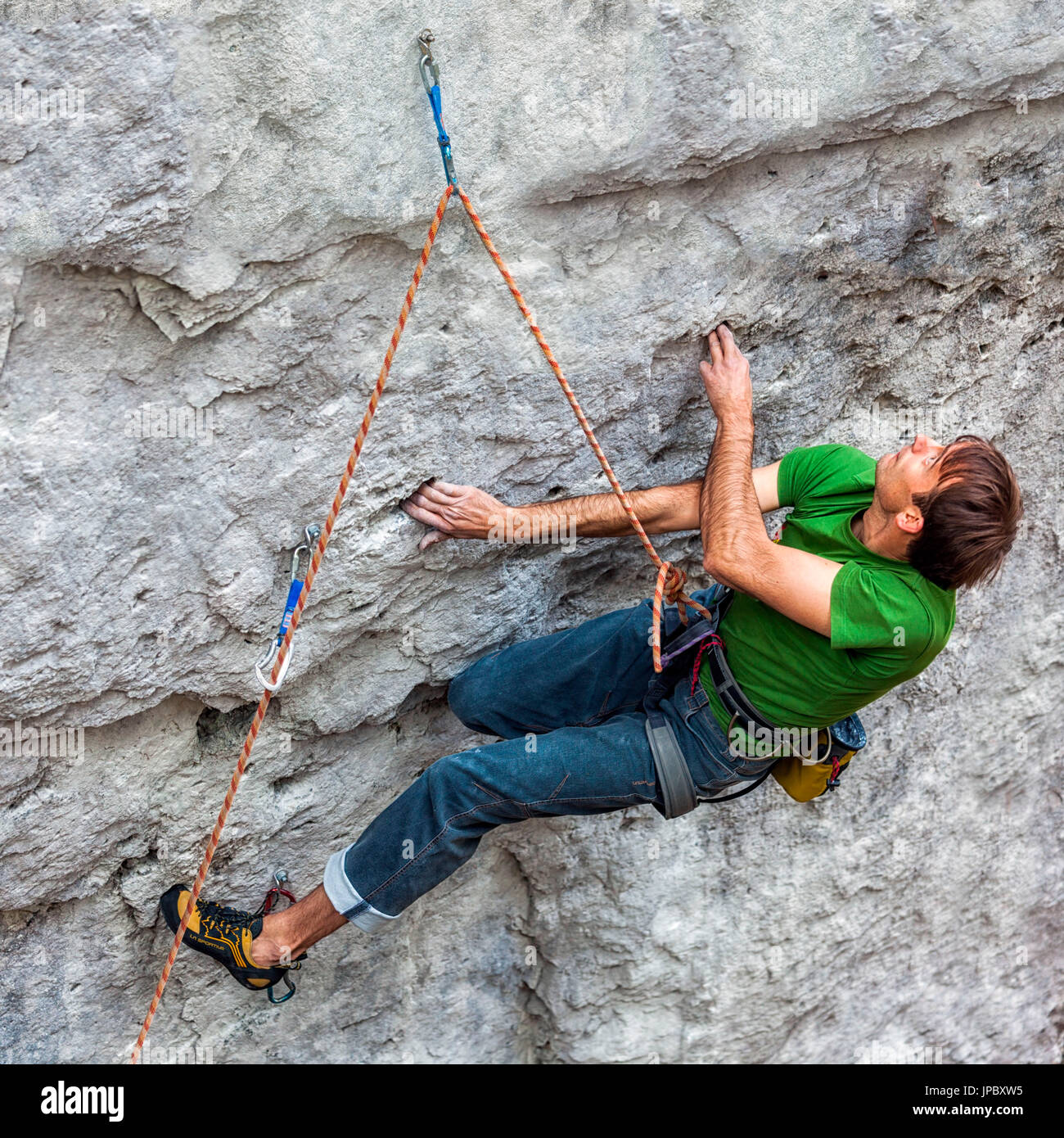 Free climbing, rock climbing in falesia naturale. Scalatore in azione su una roccia Sentiero attrezzato. Gares, Dolomiti, Veneto, Italia Foto Stock