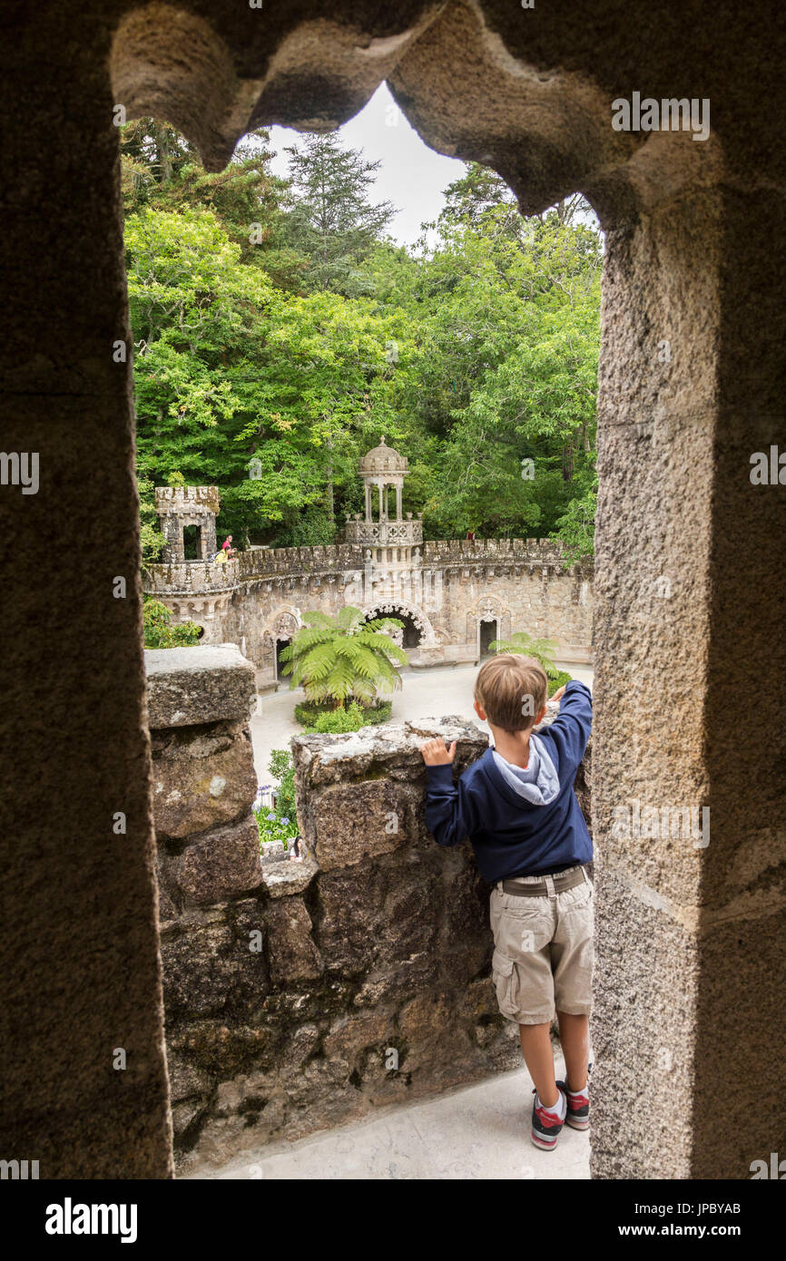 L'antico portale dei guardiani presso il padiglione centrale della Quinta da Regaleira station wagon Sintra Portogallo Europa proprietà Foto Stock