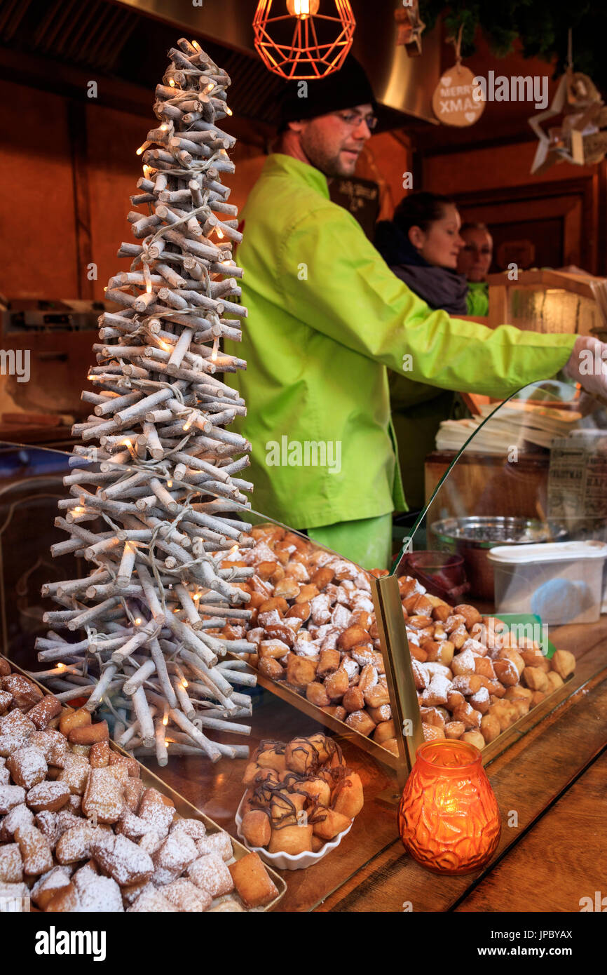 Pasticceria e panetteria con i dolci di Natale e cibo tipico Lübeck Schleswig Holstein Germania Europa Foto Stock
