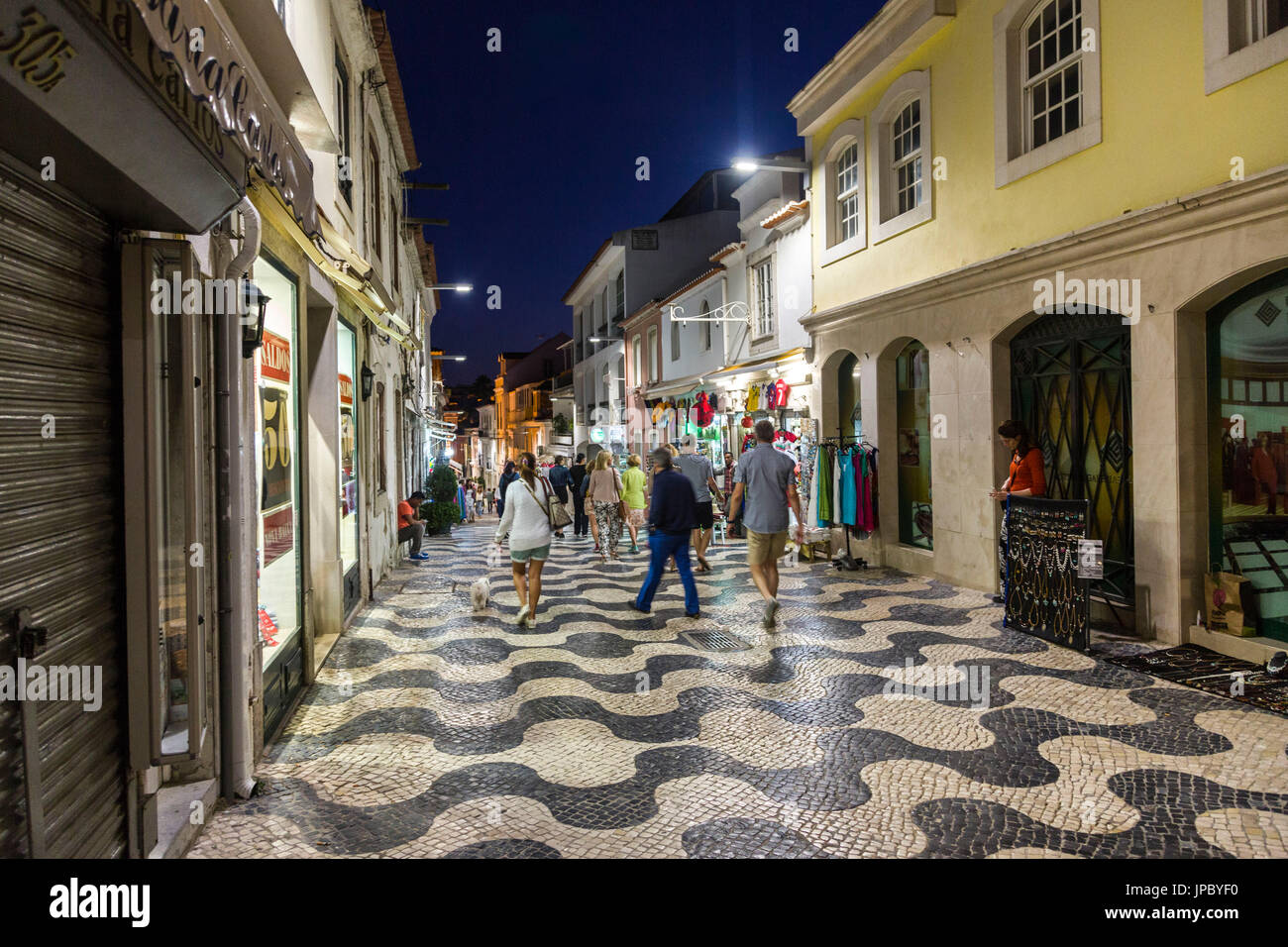 I turisti passeggiano i pittoreschi vicoli con negozi di souvenir e prodotti tipici Cascais costa di Estoril Lisbona Portogallo Europa Foto Stock