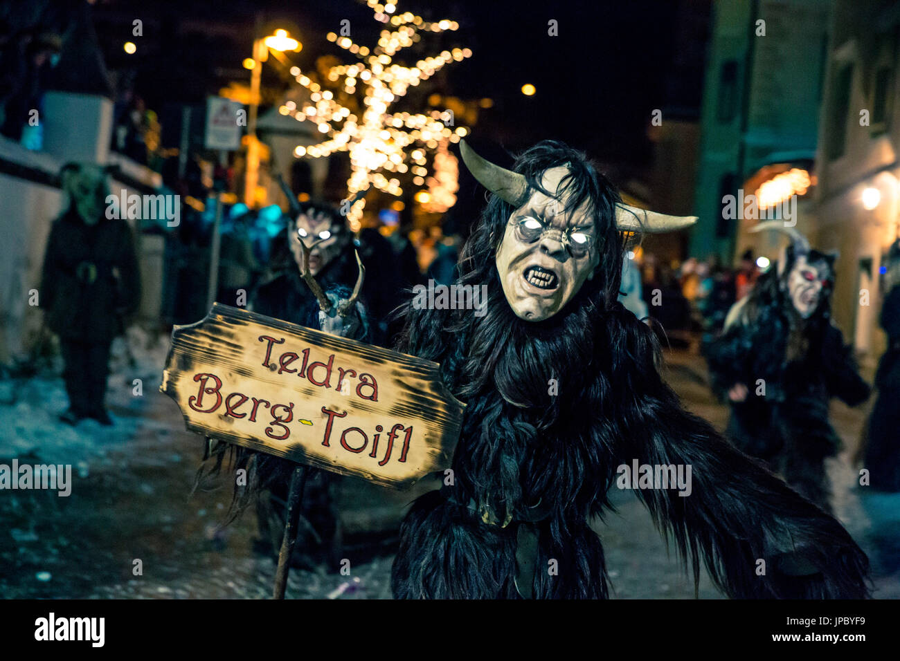 Maschera e Costume di mostri che raffigura la metà animale e metà uomo durante i Krampus eseguire a Dobbiaco Alto Adige Italia Europa Foto Stock