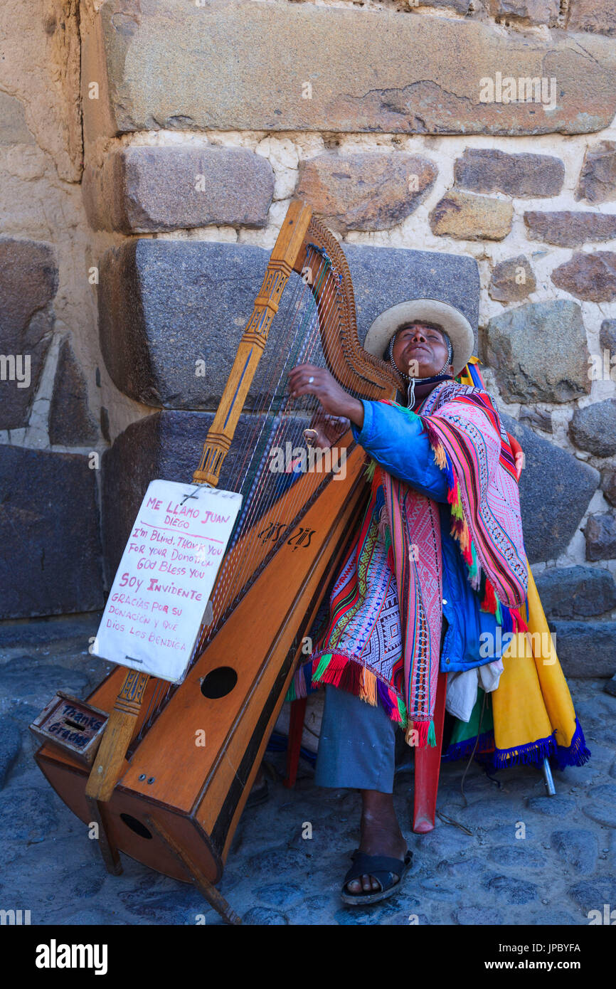 Musicista cieco ad Ollantaytambo in Valle Sacra, provincia di Cuzco, Perù, Sud America Foto Stock