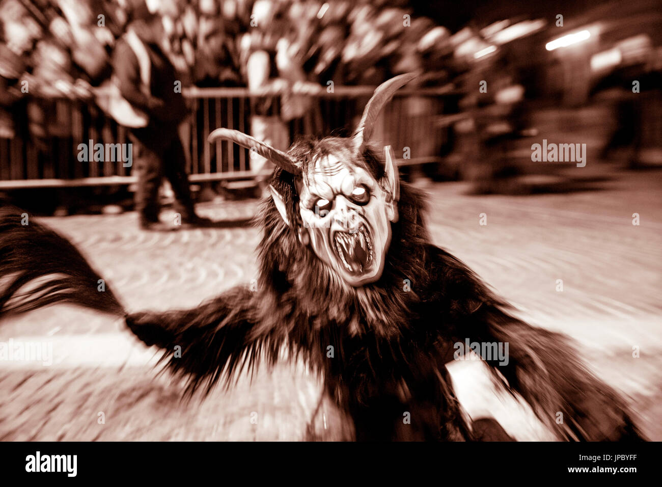 Maschera e Costume di mostri che raffigura la metà animale e metà uomo  durante i Krampus eseguire a Dobbiaco Alto Adige Italia Europa Foto stock -  Alamy