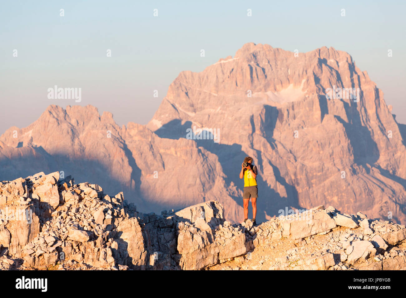 Fotografo sulla sommità del picco roccioso del monte Averau Dolomiti Belluno Veneto Italia Europa Foto Stock