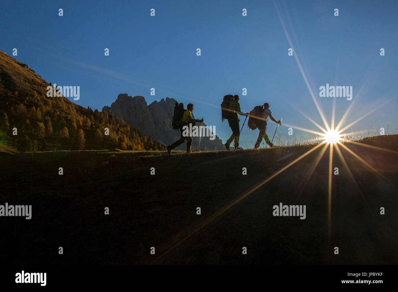 Gli escursionisti procedere dalla Malga Gampen. Val di Funes Alto Adige Dolomiti Italia Europa Foto Stock