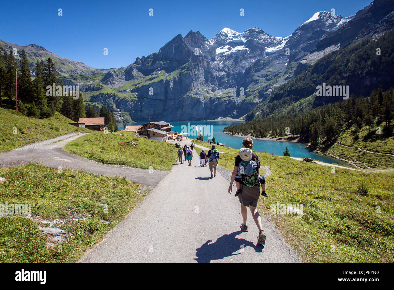 Gli escursionisti intorno al lago di Oeschinensee Oberland Bernese Kandersteg Cantone di Berna in Svizzera Europa Foto Stock