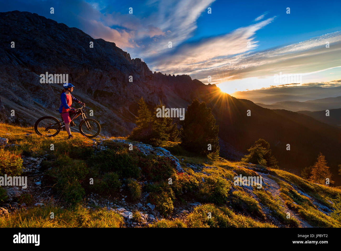 L'Europa,Dolomiti,l'Italia,Trentino AltoAdige,Latemar,Carezza. Gli amanti della mountain bike al tramonto Foto Stock