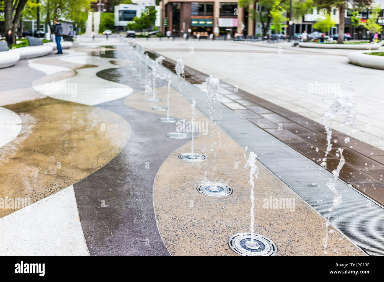 Saguenay, Canada - 3 Giugno 2017: fontana di acqua riprese flussi fino in centro città park in Quebec durante l'estate Foto Stock