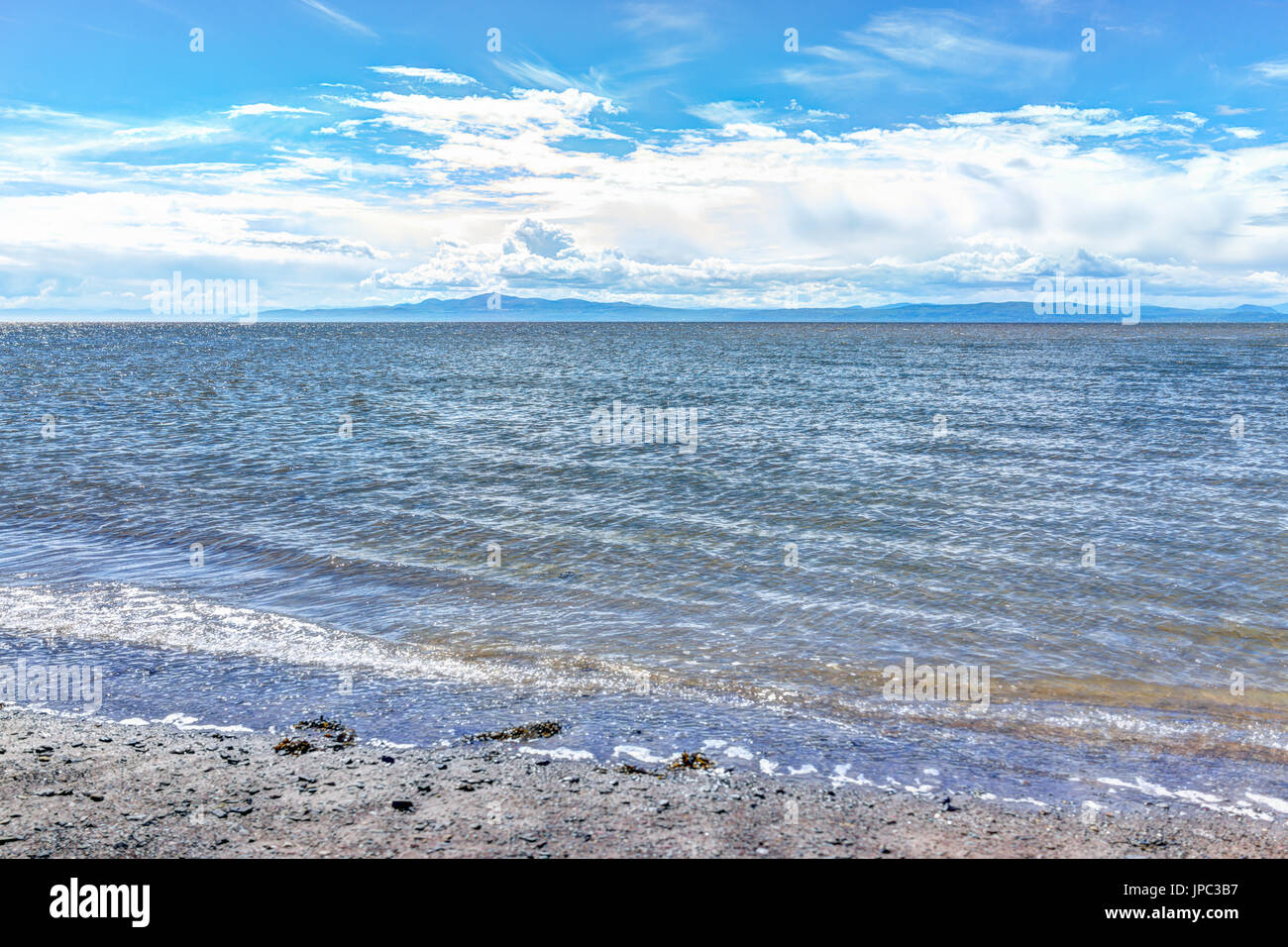 Primo piano della rocky fiume San Lorenzo beach in Quebec, Canada Foto Stock