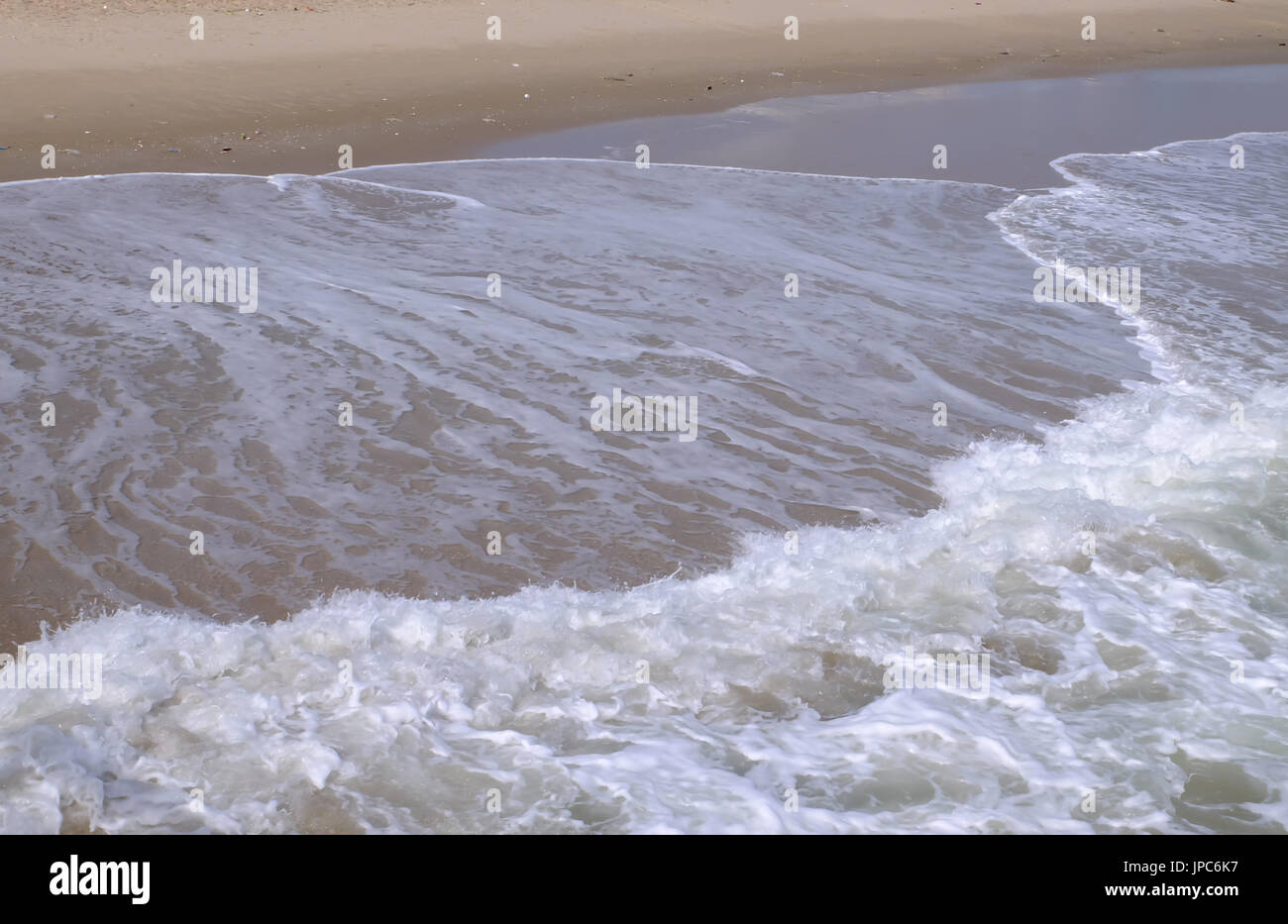 Le onde del mare sulla spiaggia di sabbia a Mae Ramphueng beach in Rayong Thailandia Foto Stock