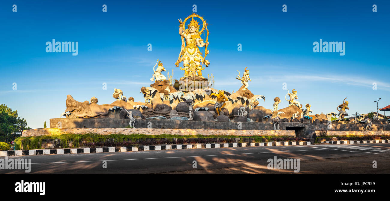 Foto panoramica di tradizionale architettura Indù sull'isola tropicale bali su sfondo blu cielo estivo presso sunrise / Bali, Indonesia Foto Stock