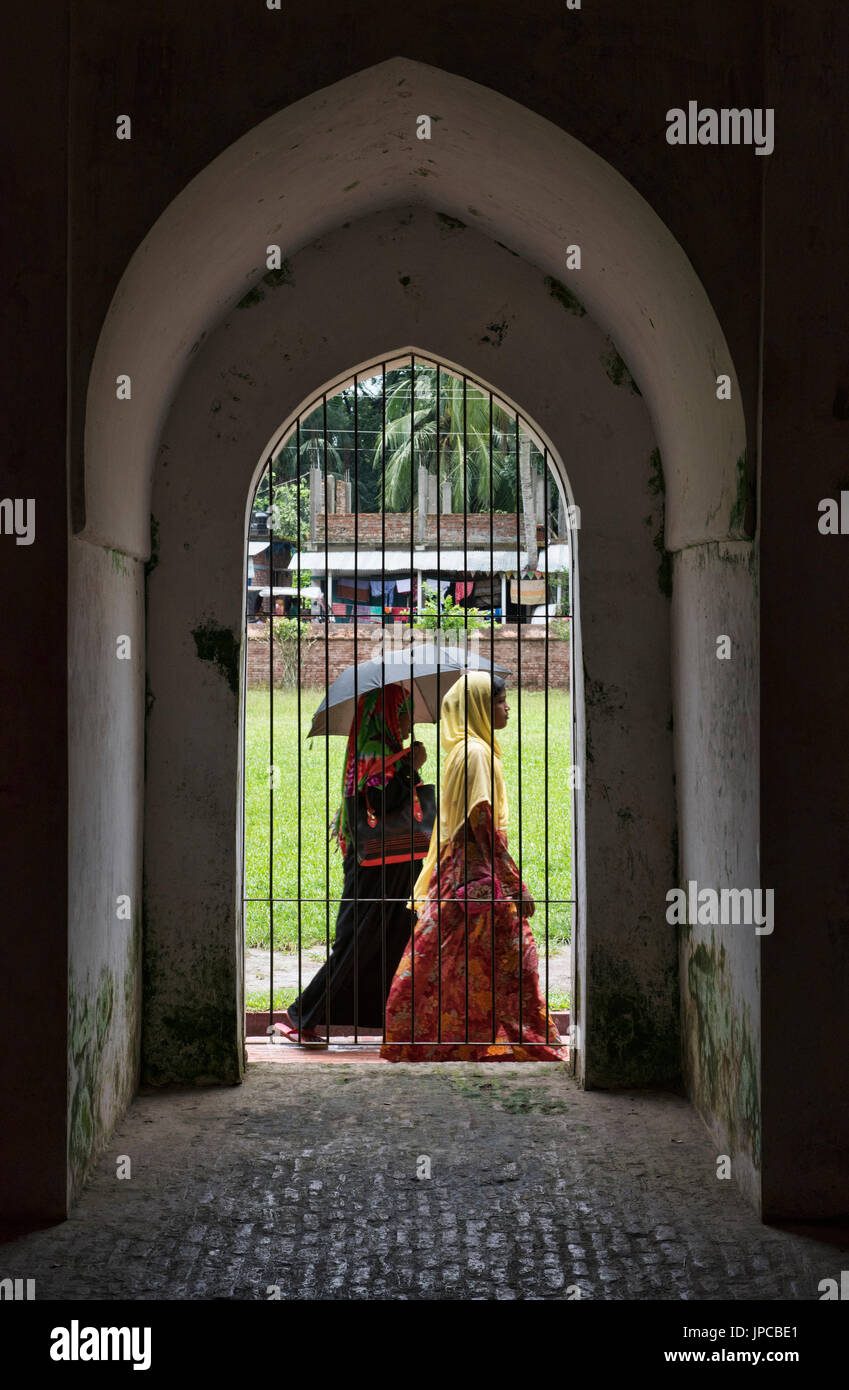 Pellegrini al Shait Gumbad sessanta moschea a cupola, Bagerhat, Bangladesh Foto Stock