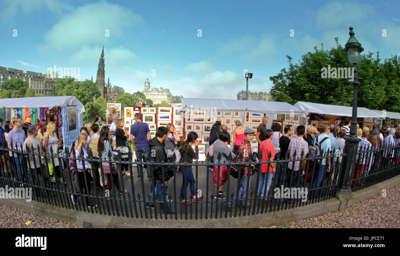 Edinburgh Festival Fringe gli artisti di strada la folla di spettatori Scottish National Gallery of Scotland il tumulo square Foto Stock