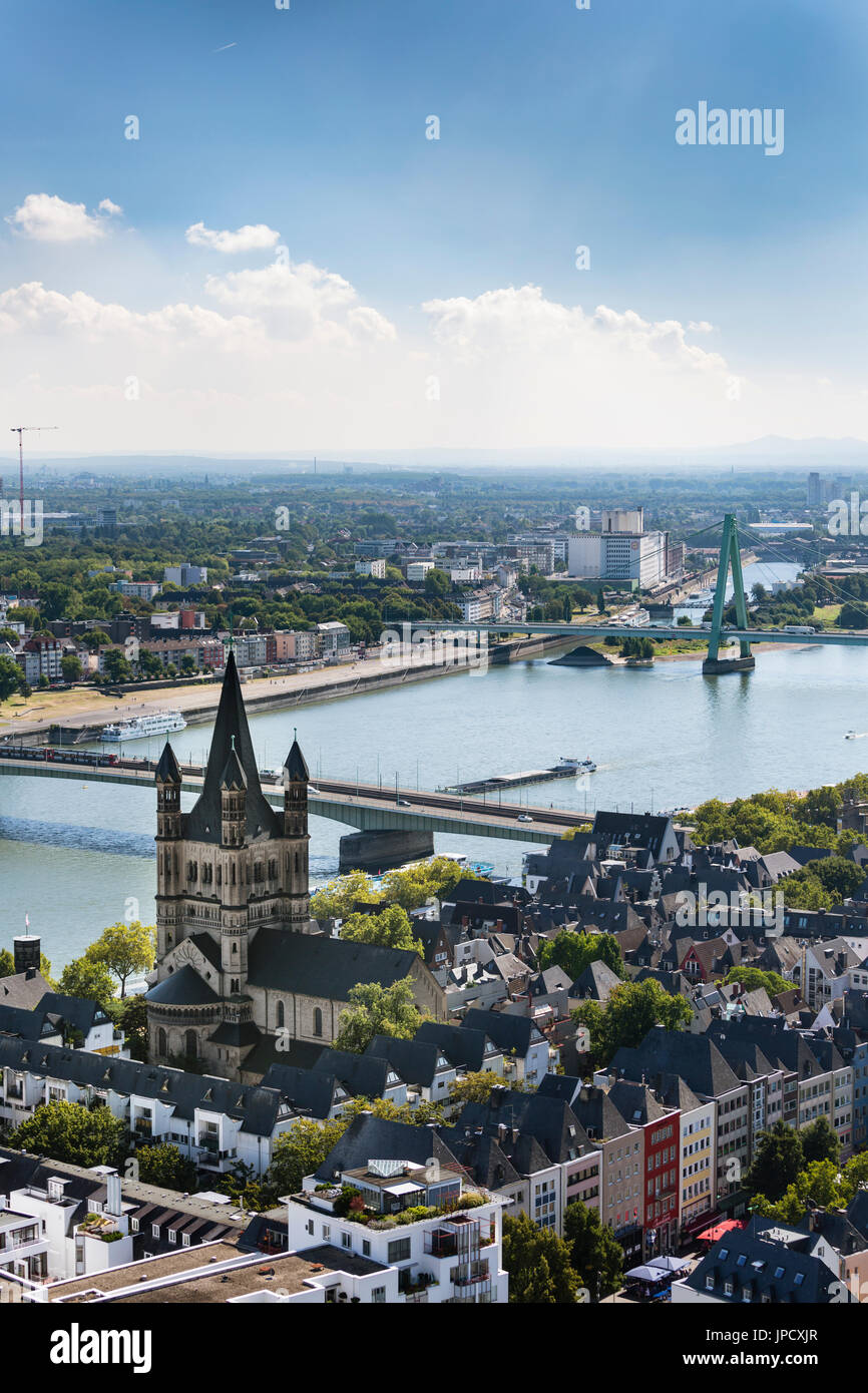 Colonia - 6 settembre: Elevato angolo vista del fiume Reno e la grande chiesa di S. Martino a Colonia, in Germania il 6 settembre 2016 Foto Stock