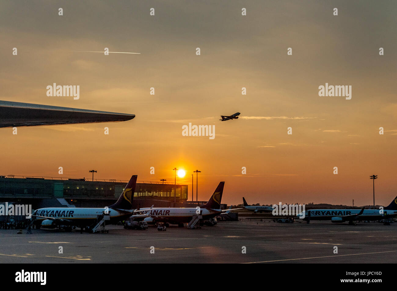 Londra Stansted Aeroporto aeromobili in fase di decollo al tramonto. Foto Stock