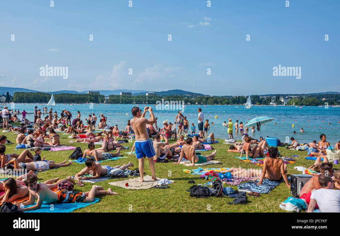 Francia, Annecy, sunseekers sulle rive del lago di Annecy a Plage des Marquisats godono di una soleggiata giornata estiva Foto Stock