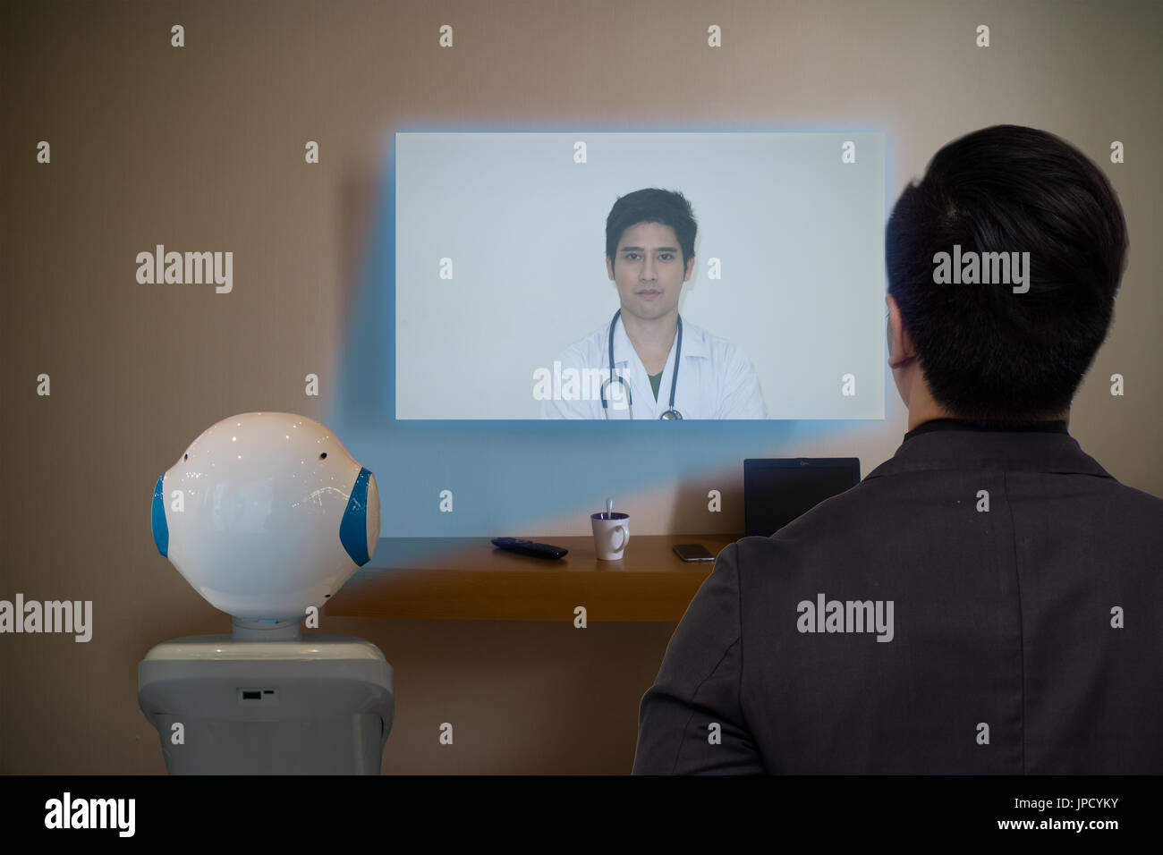 Business man utilizzare robot advisor per parlare con un medico con la realtà aumentata di una tecnologia che il proiettore alla parete di casa per consultare Foto Stock