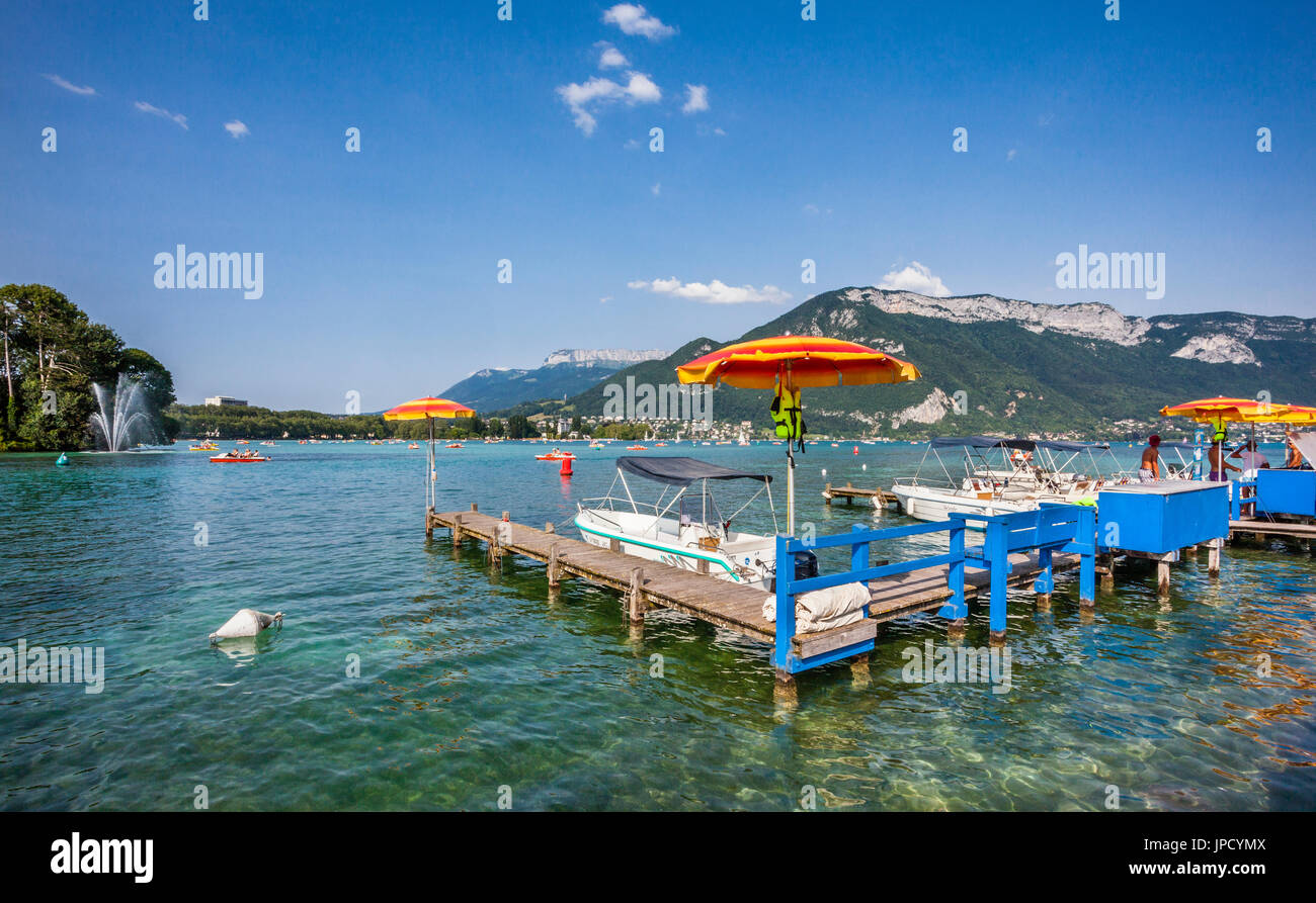Francia, Annecy, noleggio barca presso le rive del lago di Annecy a Quai de la Tournette Foto Stock