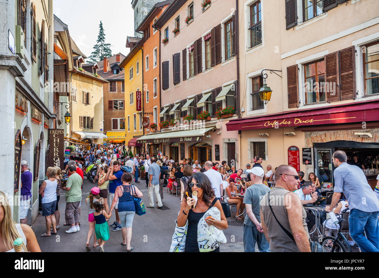 Francia, dipartimento dell'Alta Savoia, Annecy, storico e popolare Vielle Ville (città vecchia) a Quai Vieilles Carceri Foto Stock