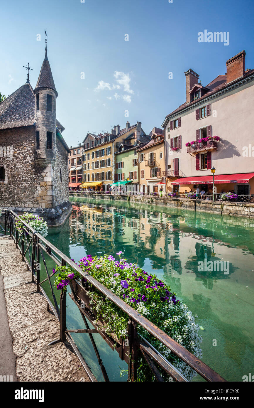 Francia, dipartimento dell'Alta Savoia, Annecy, in vista del Canal Thiou con il Palais de l'ile, il castello medievale e il Quai de l'ile promenade Foto Stock