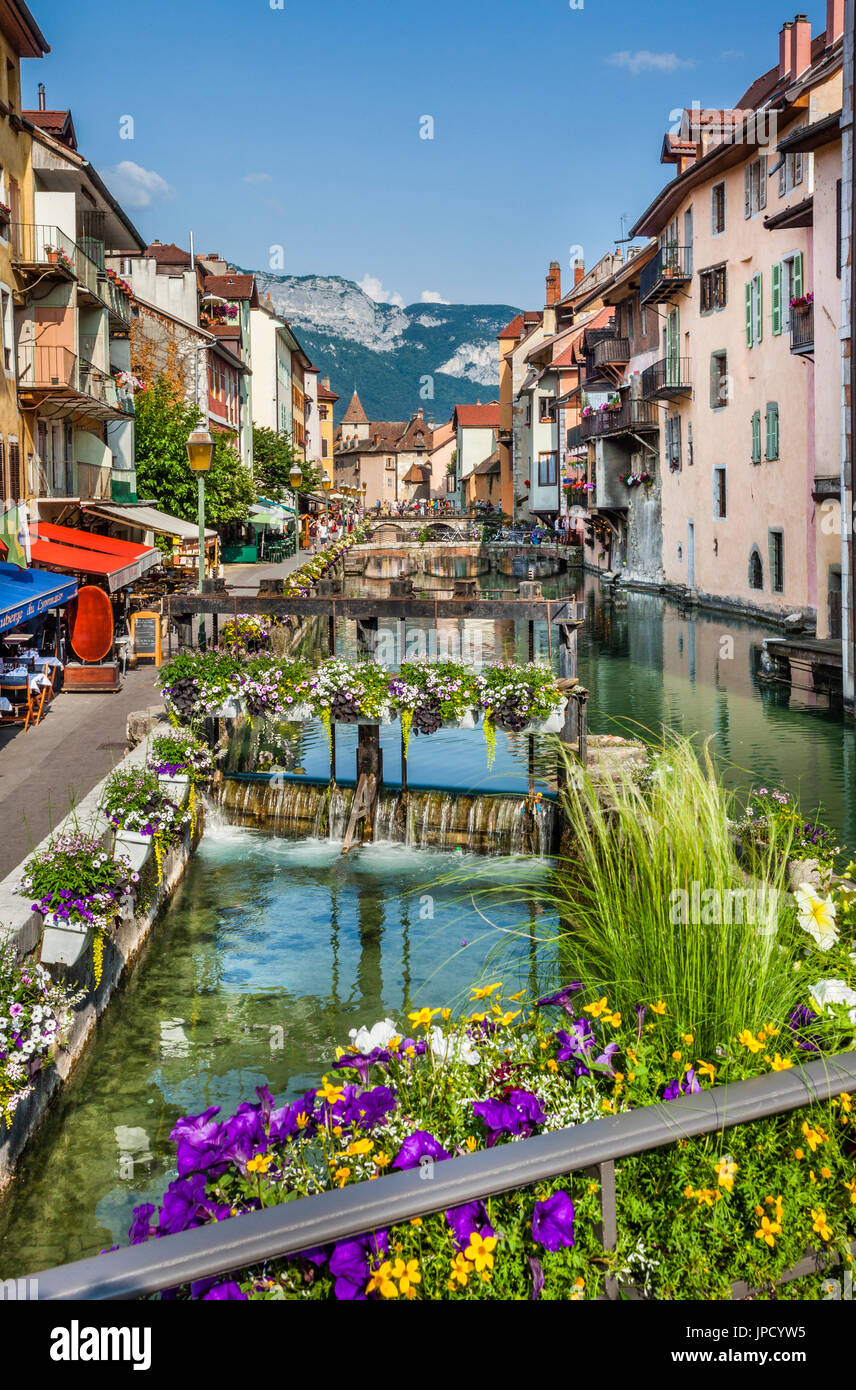 Francia, dipartimento dell'Alta Savoia, la città vecchia di Annecy a Le Thiou Canal e Quai de l'ile Foto Stock