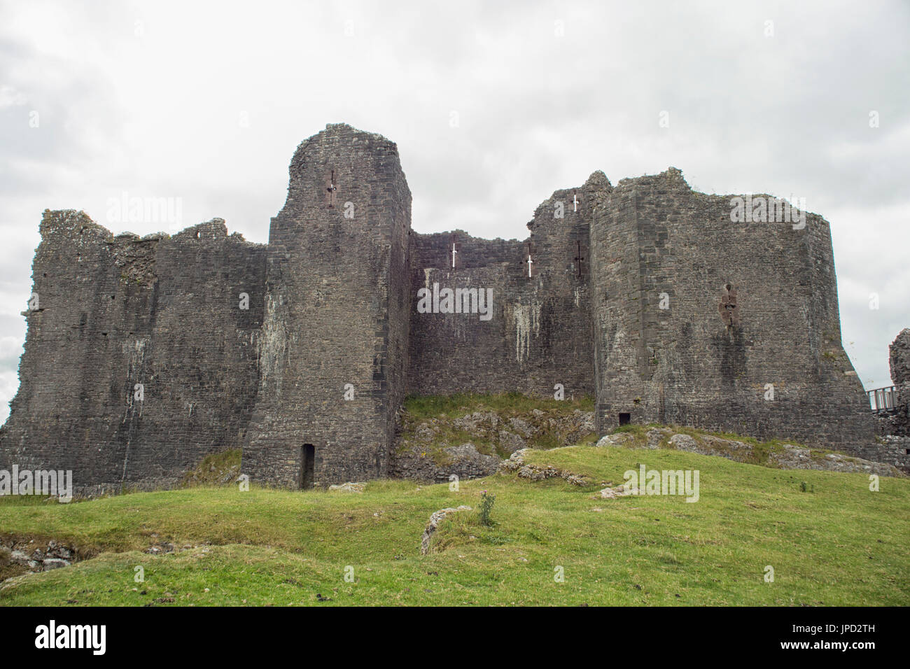 Carreg Cennen castle siede su una collina nei pressi del fiume Cennen, nel villaggio di Trapp, a quattro miglia a sud di Llandeilo in Carmarthenshire, Galles del Sud Foto Stock