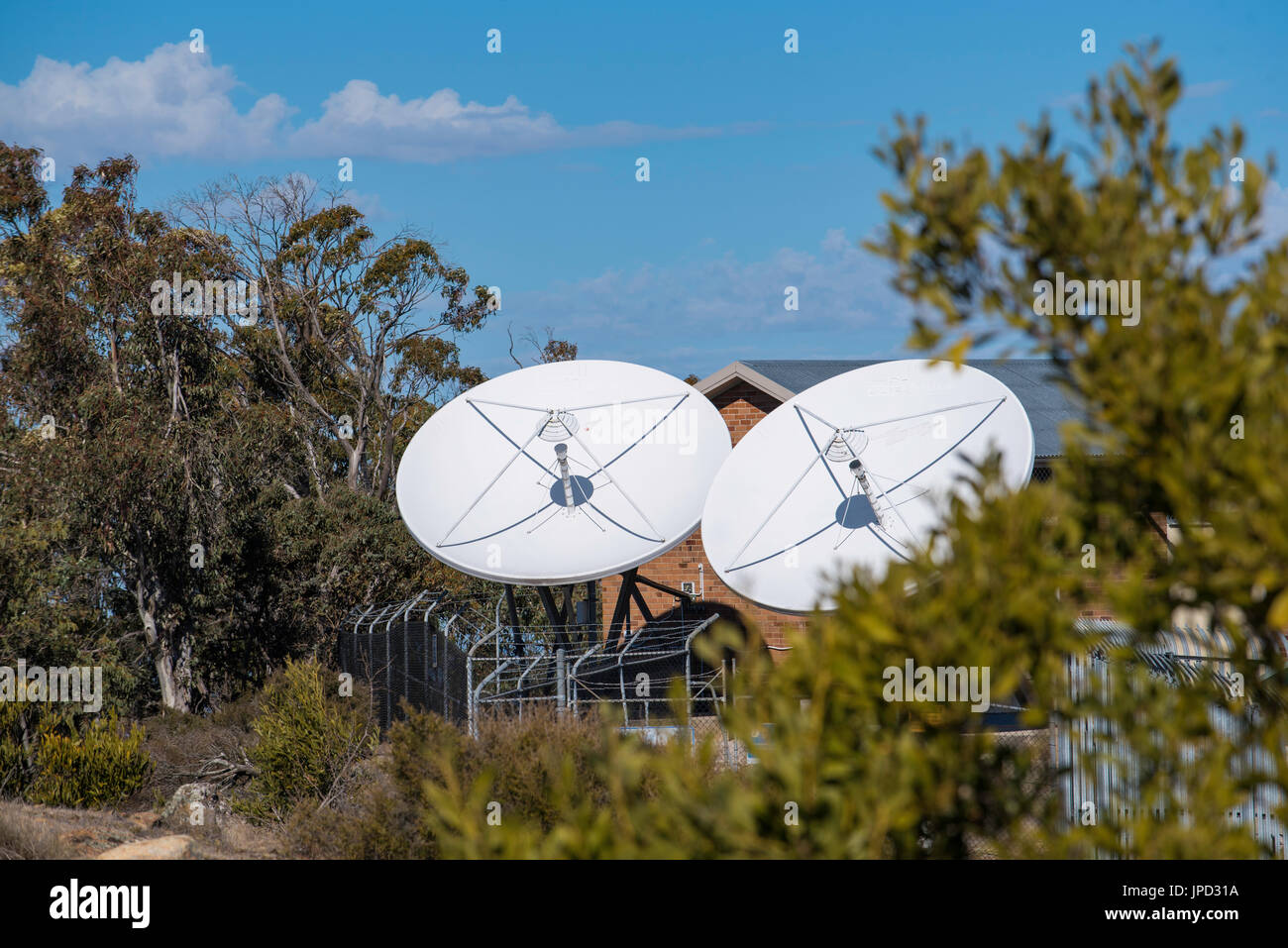 Due satellite piatti di navigazione sul Monte Conobolas in Western NSW, Australia Foto Stock