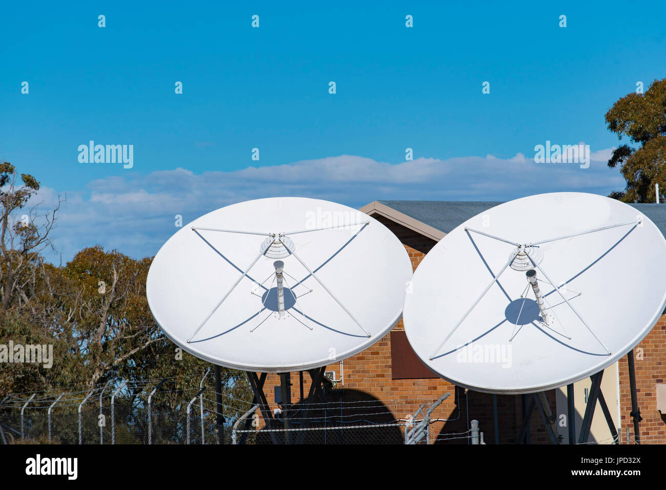 Due satellite piatti di navigazione sul Monte Conobolas in Western NSW, Australia Foto Stock