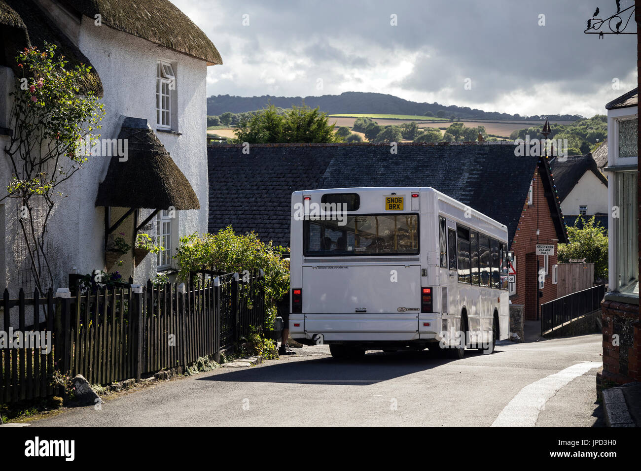Rurale servizio bus in Dartmoor villaggio di dunsford,Conducente di Bus, bus, UK, rurale scena, Autunno, immagine a colori, Cornovaglia - Inghilterra,l'emissione di inquinanti atmosferici Foto Stock