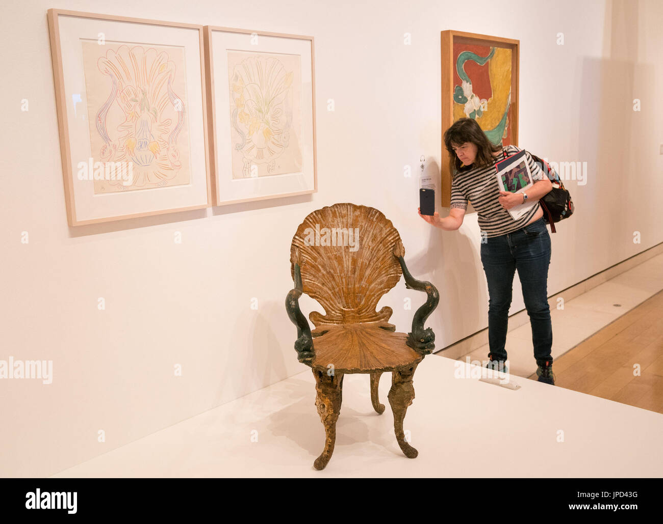 Un visitatore fotografa una sedia veneziana in anteprima per la mostra della Royal Academy of Arts Matisse nello Studio, a Burlington House, Londra. Foto Stock